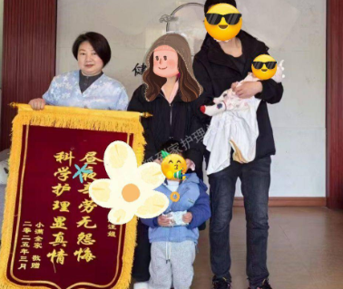 重庆宝妈家庭与月嫂合影，锦旗致谢
